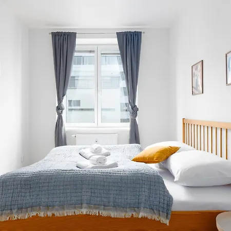 - 2 Bedrooms, Kitchen, Close To Metro Apartment *