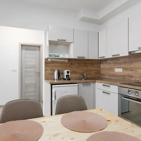 - 2 Bedrooms, Kitchen, Close To Metro