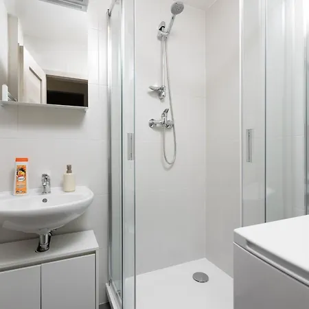 - 2 Bedrooms, Kitchen, Close To Metro *