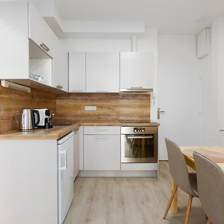 - 2 Bedrooms, Kitchen, Close To Metro Apartment