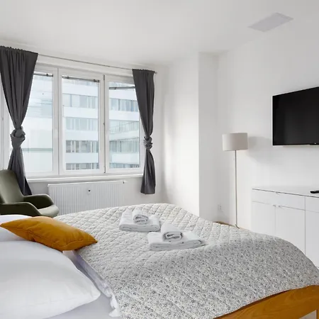 - 2 Bedrooms, Kitchen, Close To Metro Apartment Prag