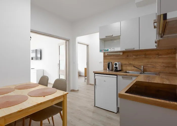 - 2 Bedrooms, Kitchen, Close To Metro 布拉格