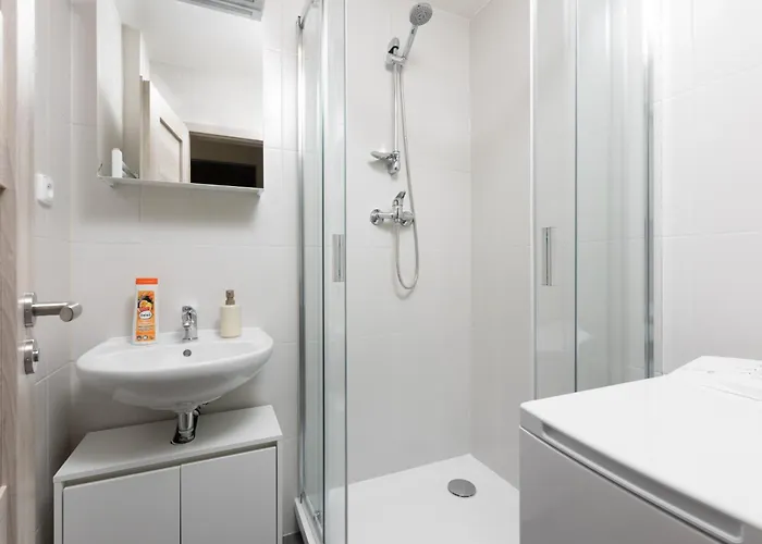 - 2 Bedrooms, Kitchen, Close To Metro *