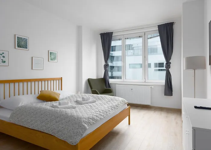 - 2 Bedrooms, Kitchen, Close To Metro *